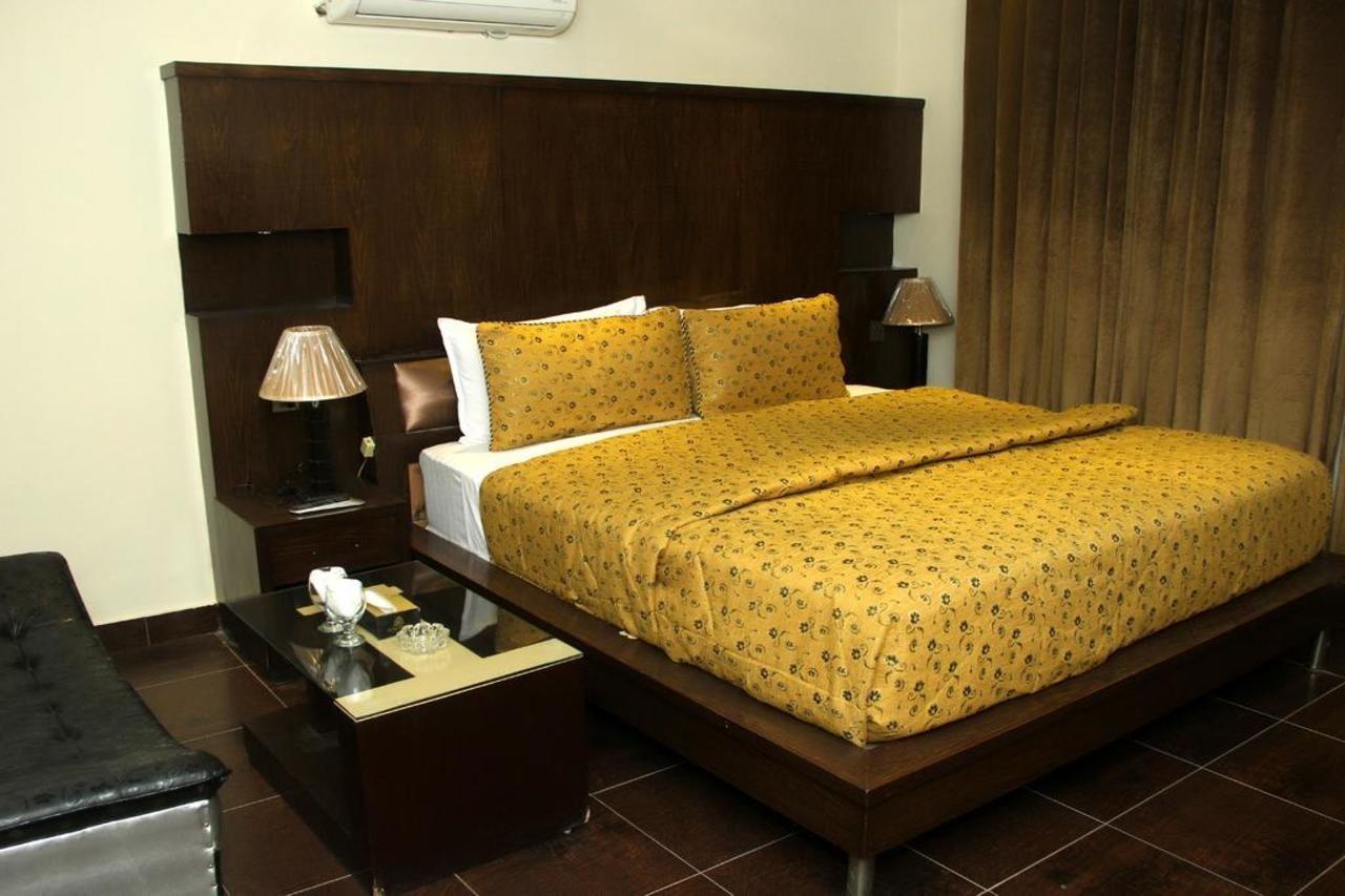 Bling Hotel International Мултан Екстериор снимка