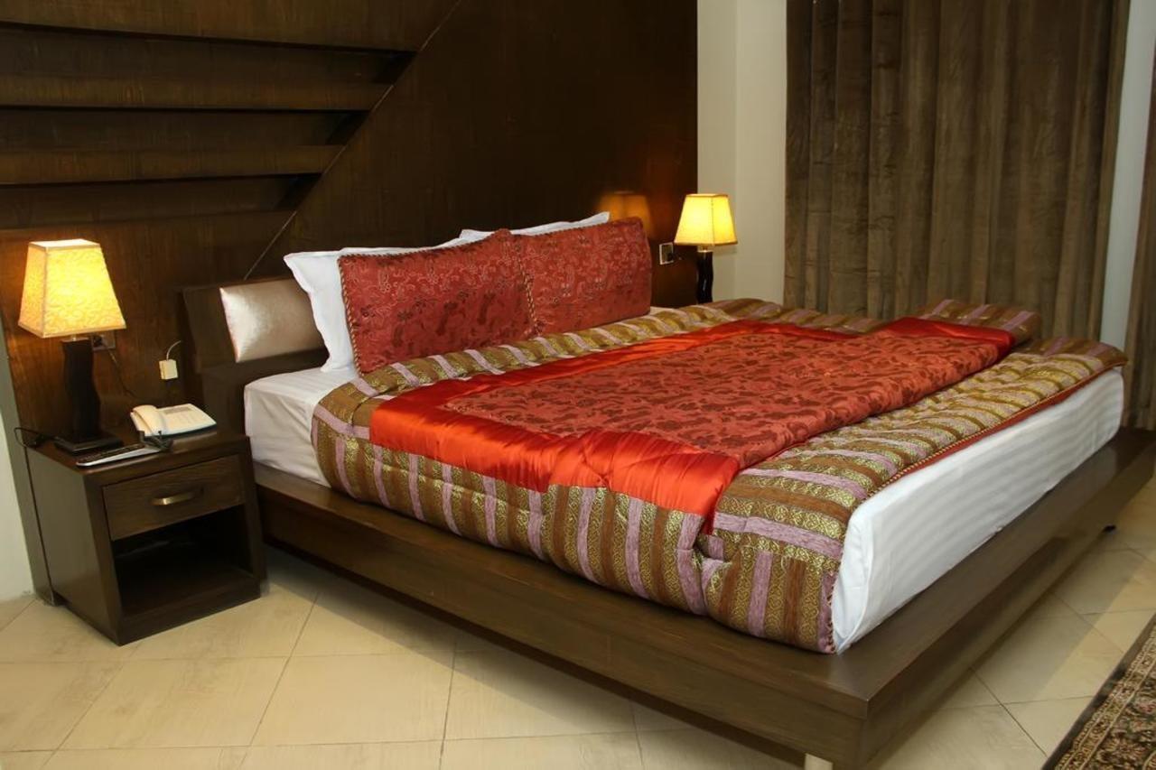 Bling Hotel International Мултан Екстериор снимка