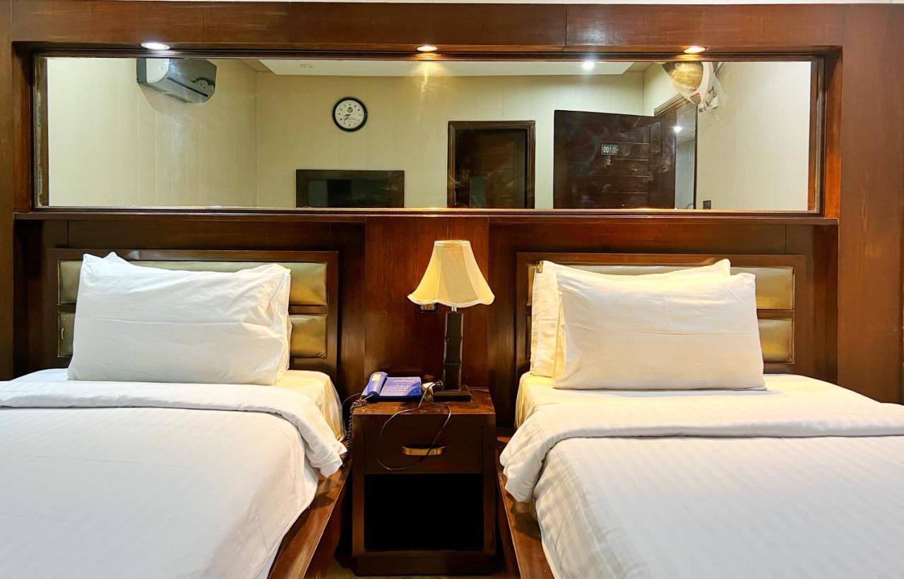 Bling Hotel International Мултан Екстериор снимка