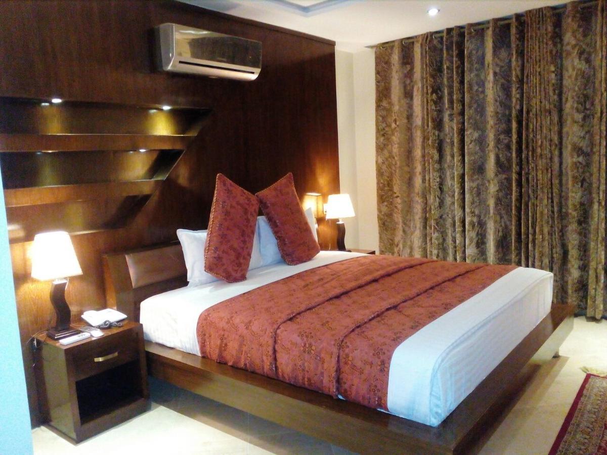 Bling Hotel International Мултан Екстериор снимка