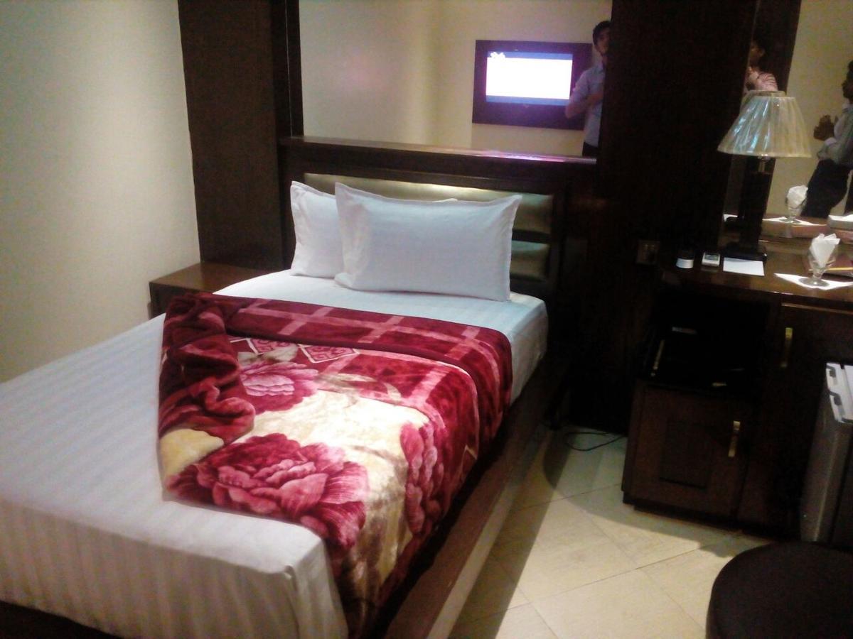 Bling Hotel International Мултан Екстериор снимка
