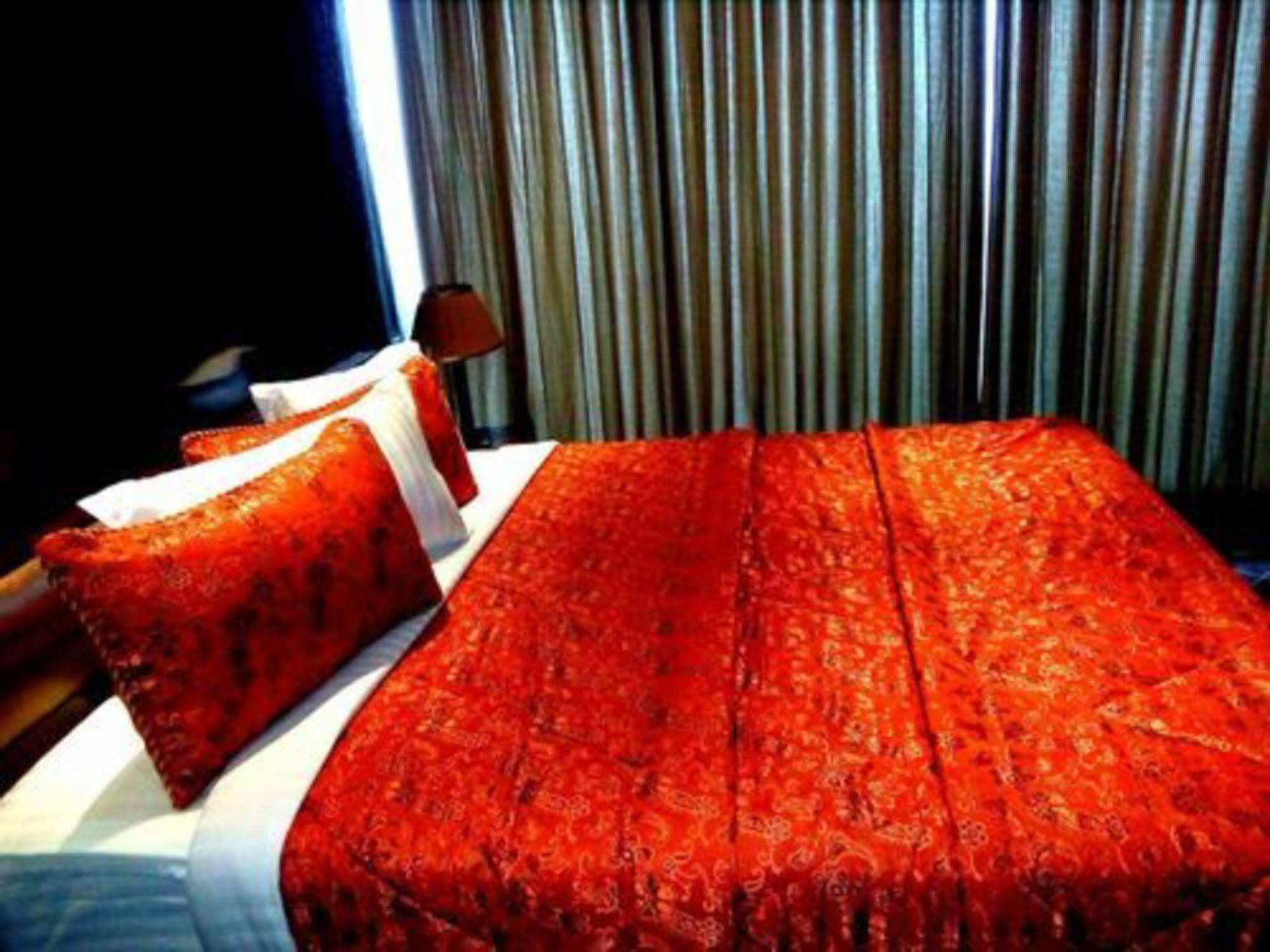 Bling Hotel International Мултан Екстериор снимка