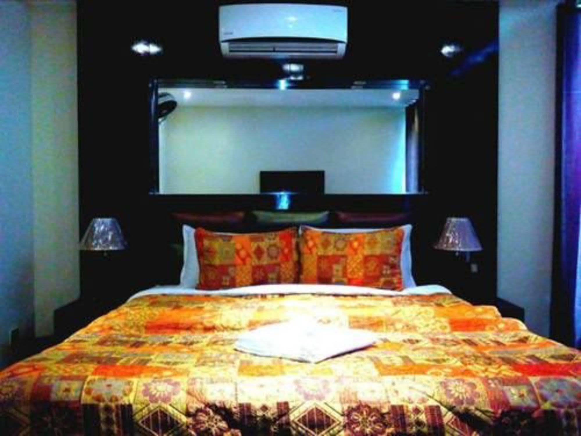 Bling Hotel International Мултан Екстериор снимка