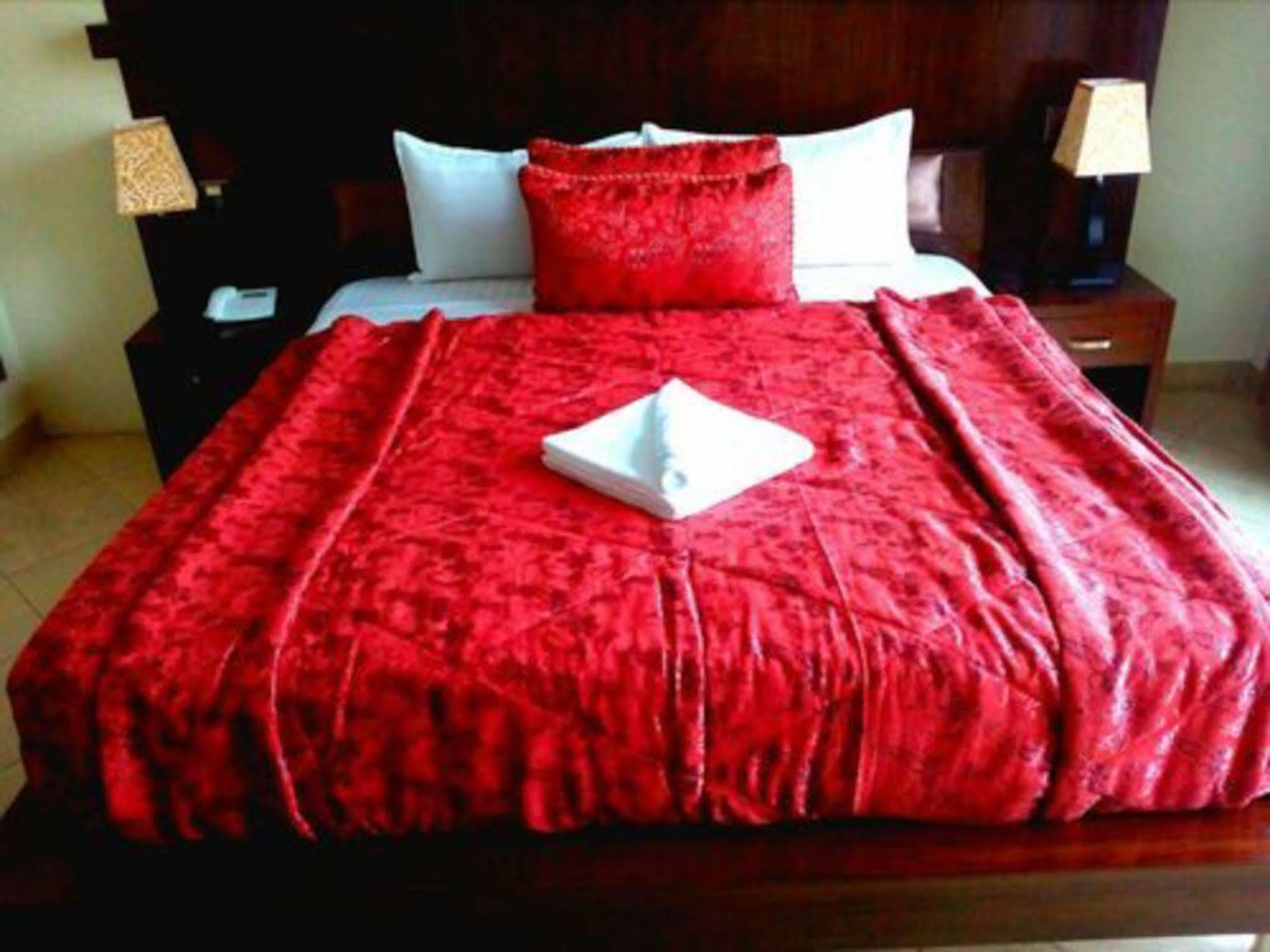 Bling Hotel International Мултан Екстериор снимка