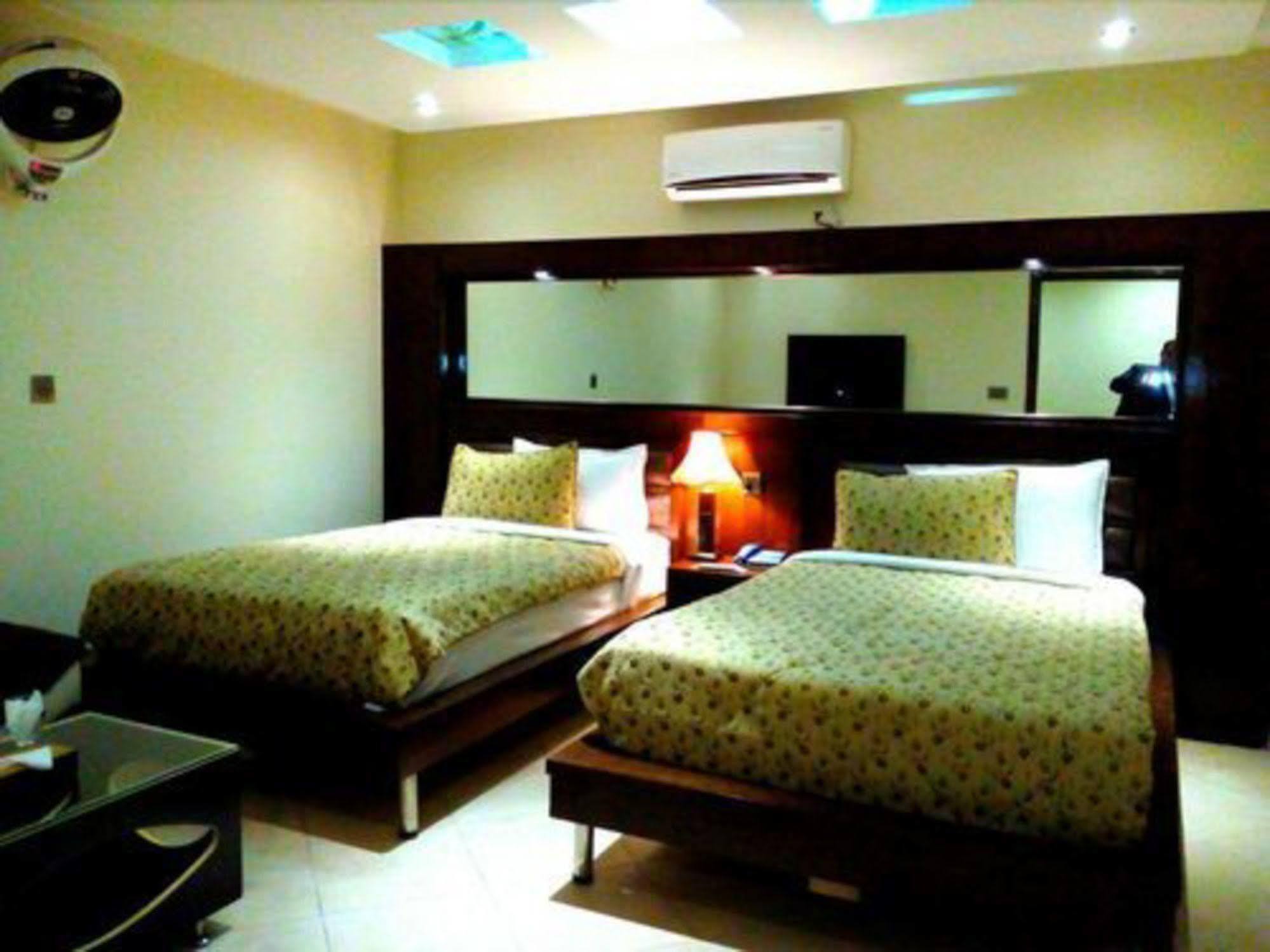 Bling Hotel International Мултан Екстериор снимка